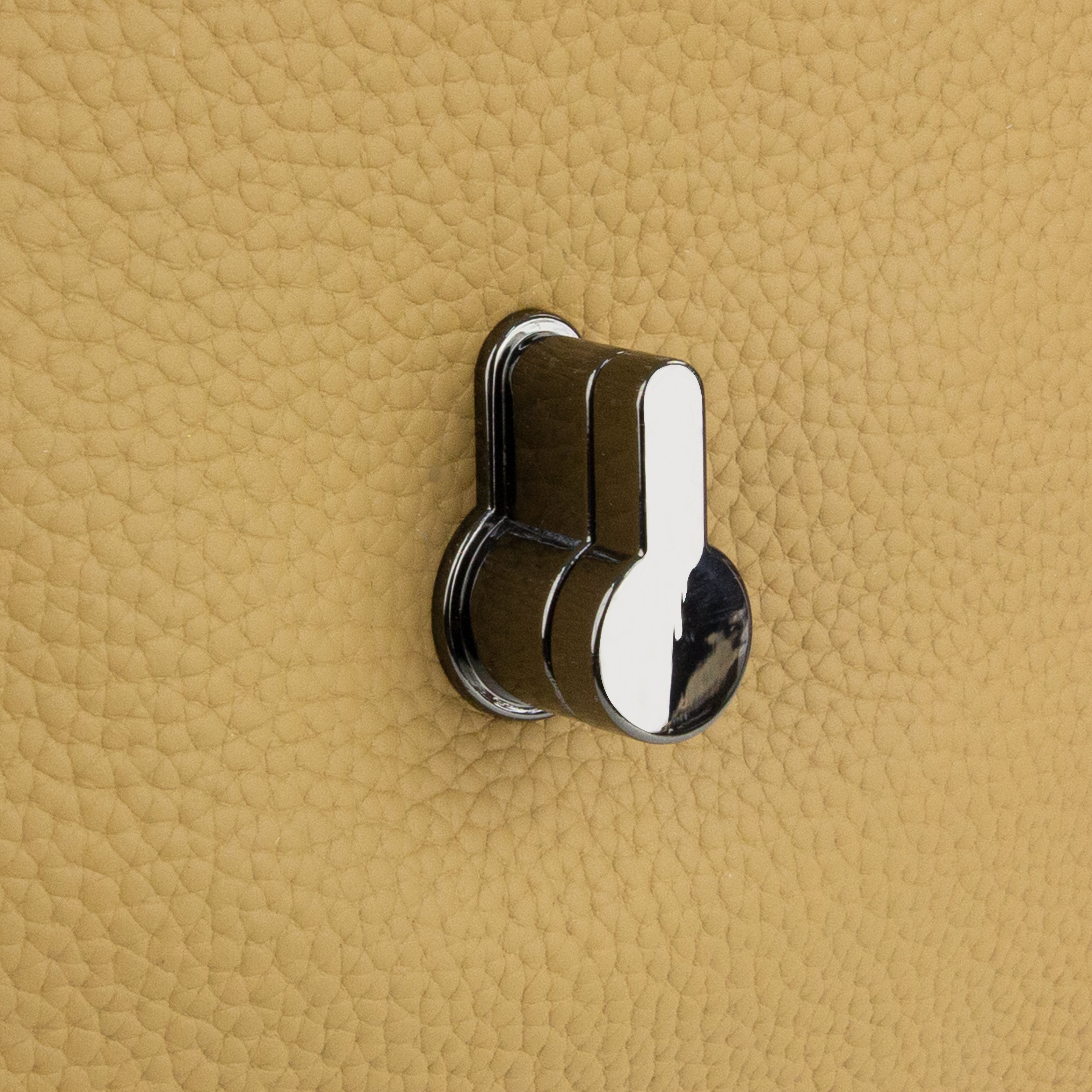 Amora Handbag w/ Twist Lock Camel